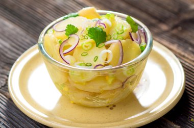Patates salatası soğan ile