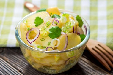 Patates salatası soğan ile
