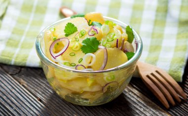 Patates salatası soğan ile