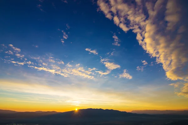 Majestueuze zonsondergang in de bergen — Stockfoto