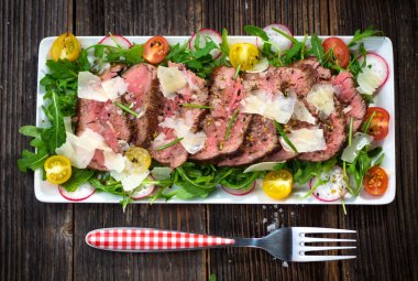 Sığır eti tagliata roka ile