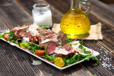 Sığır eti tagliata roka ile