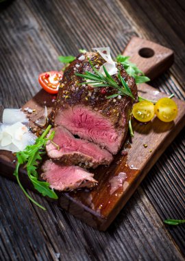 Orta az pişmiş ızgara sığır eti biftek