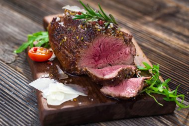 Orta az pişmiş ızgara sığır eti biftek