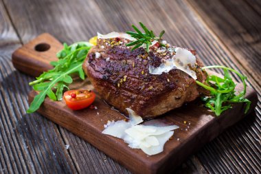 Orta az pişmiş ızgara sığır eti biftek