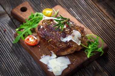 Orta az pişmiş ızgara sığır eti biftek