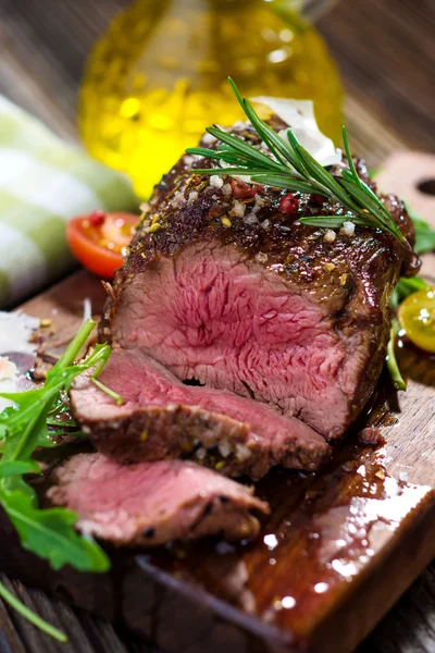 Filete de res a la parrilla medio raro — Foto de Stock