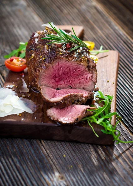 Filete de res a la parrilla medio raro —  Fotos de Stock