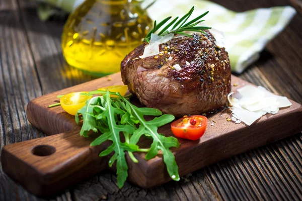 Středně propečený hovězí steak na grilu — Stock fotografie