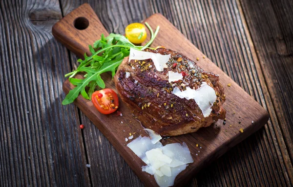 Středně propečený hovězí steak na grilu — Stock fotografie
