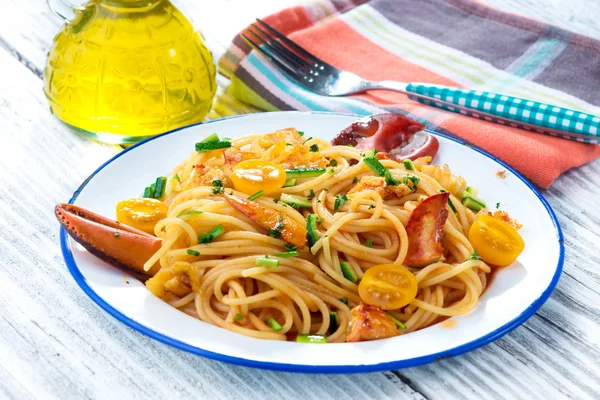Kreeft met pasta en kruiden — Stockfoto