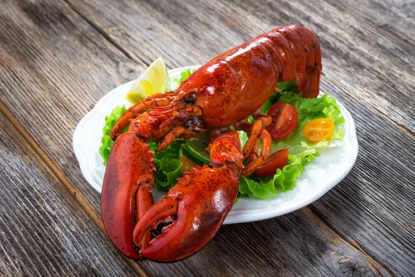 Langosta hervida con limón y verduras — Foto de Stock