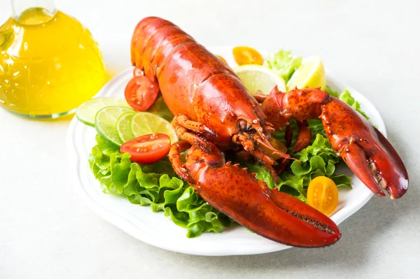 Langosta hervida con limón y verduras —  Fotos de Stock