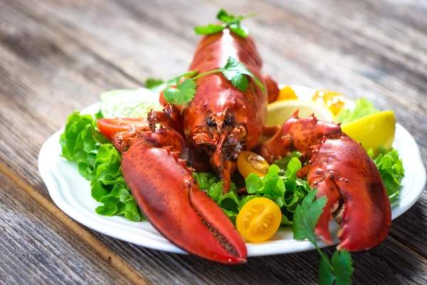 Langosta hervida con limón y verduras — Foto de Stock