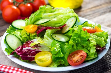 Taze sebze salatası.