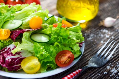 Taze sebze salatası.