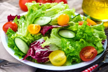 Taze sebze salatası.