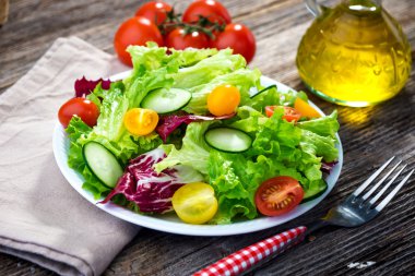 Taze sebze salatası.