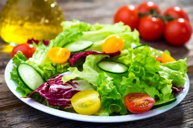 Taze sebze salatası.