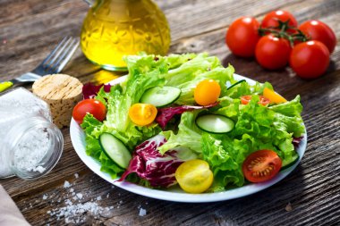 Taze sebze salatası.