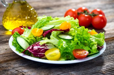 Taze sebze salatası.