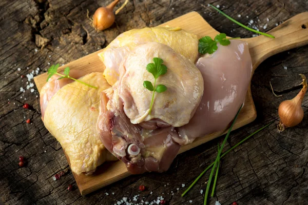 Кусочки сырого куриного мяса — стоковое фото