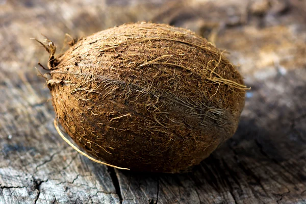 Kokosnoot op oude houten tafel — Stockfoto