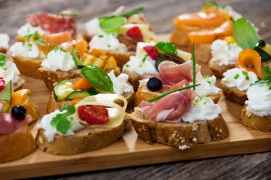 Çeşitli leziz kanepeler