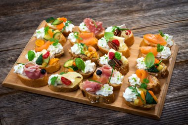 Çeşitli leziz kanepeler