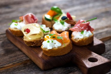 Çeşitli leziz kanepeler