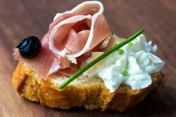 Lezzetli meze prosciutto kanepe — Stok fotoğraf