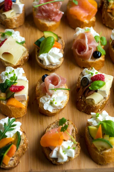 Variété délicieuses canapés — Photo