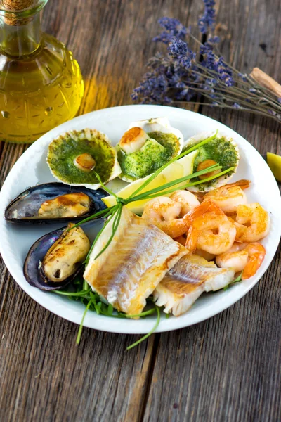 Assiette avec fruits de mer — Photo