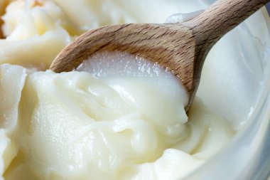 Tahta kaşık üzerinde domuz yağı