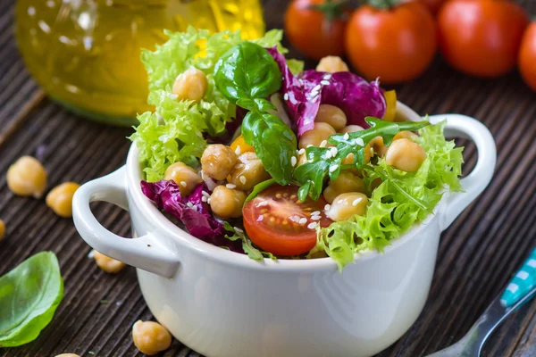 Frischer gemischter Salat mit Kichererbsen — Stockfoto