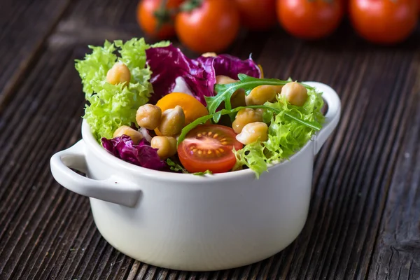 Свіжий змішаний овочевий салат — стокове фото
