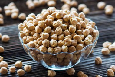 Çiğ nohut taneleri