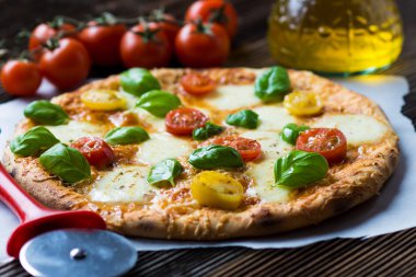 Ev yapımı pizza Mozzarella peyniri ile