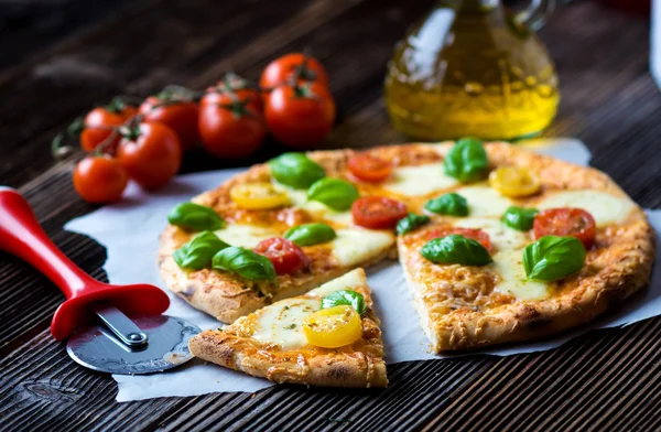Domácí pizza s mozarellou — Stock fotografie