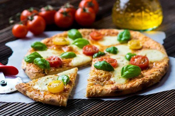 Hausgemachte Pizza mit Mozzarella — Stockfoto