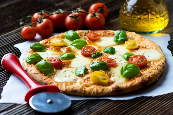 Pizza casera con mozzarella —  Fotos de Stock