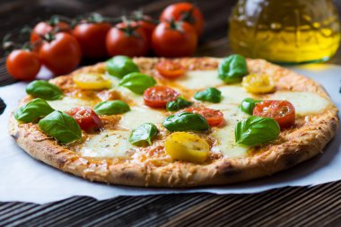 Ev yapımı pizza Mozzarella peyniri ile