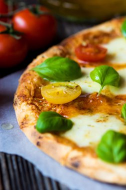 Ev yapımı pizza Mozzarella peyniri ile
