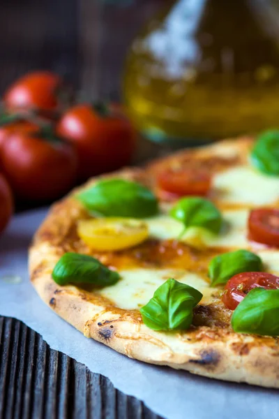 Hemmagjord pizza med mozzarella — Stockfoto