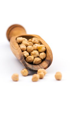 Tahta kaşık çiğ nohut