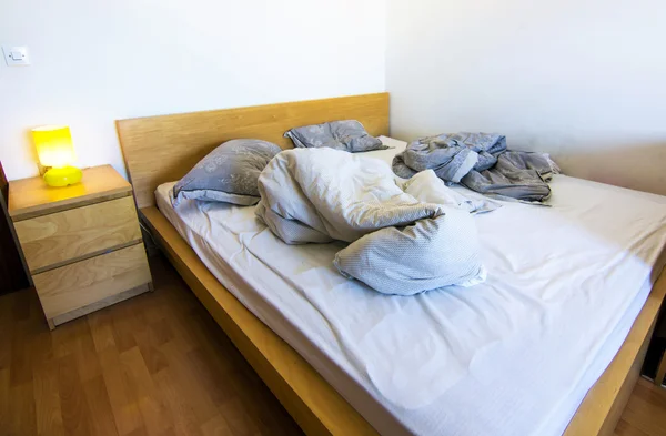 Rommelig onopgemaakte bed — Stockfoto