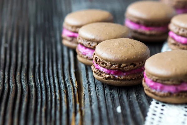 Hausgemachte Schokolade-Himbeer-Macarons — Stockfoto