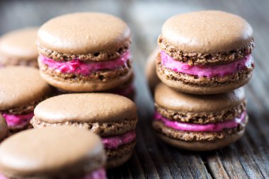 Ev yapımı çikolata ahududu macarons