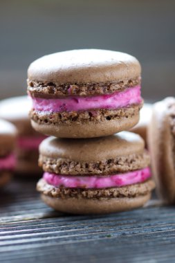 Ev yapımı çikolata ahududu macarons