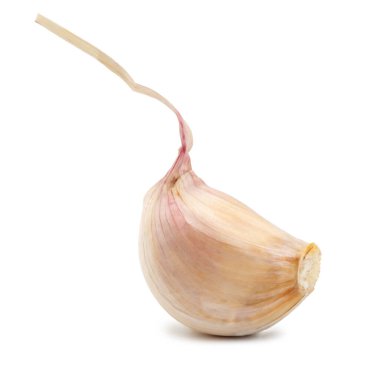 Beyaz arkaplanda yalıtılmış sarımsak karanfilleri